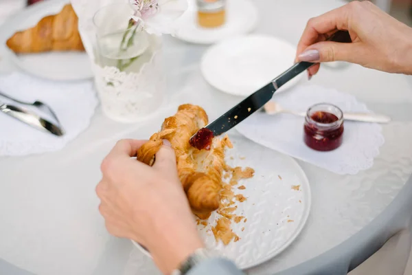 Ein Mädchen Mit Einem Tischmesser Verteilt Marmelade Auf Einem Croissant — Stockfoto