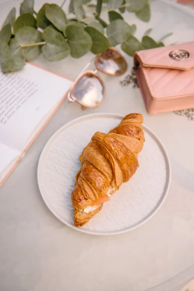 Auf Dem Tisch Steht Ein Weißer Teller Mit Einem Croissant — Stockfoto