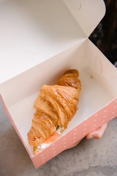 Einer Pappschachtel Liegt Ein Croissant Die Hand Einer Frau Hält — Stockfoto