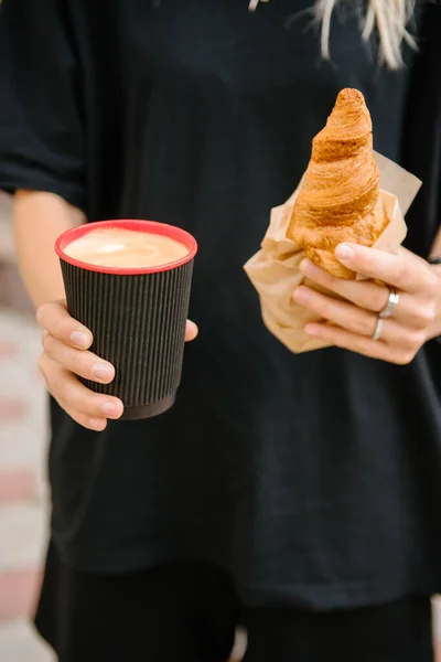 Ein Mädchen Schwarzen Shirt Hält Eine Papptasse Mit Kaffee Und — Stockfoto