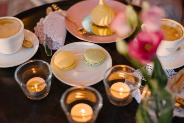 Bir kafede romantik bir akşam.