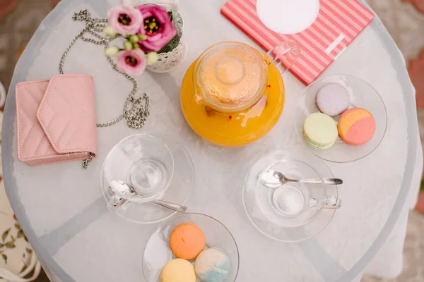 테이블 위에는 유리판 즙이든 주전자 기구들이 색상의 마카롱이 — 스톡 사진