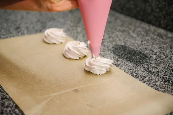 Pasticcere Una Siringa Pasticceria Preme Marshmallows Pergamena — Foto Stock