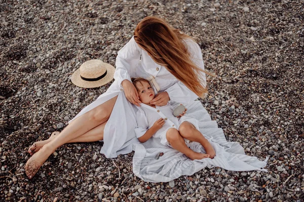 Een Jonge Moeder Dochter Witte Jurken Zitten Een Rotsachtige Oceaanoever — Stockfoto
