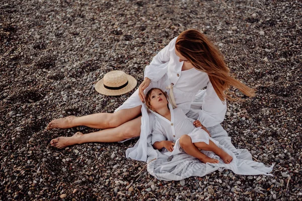 Uma Jovem Mãe Filha Vestidos Brancos Estão Sentados Uma Costa — Fotografia de Stock