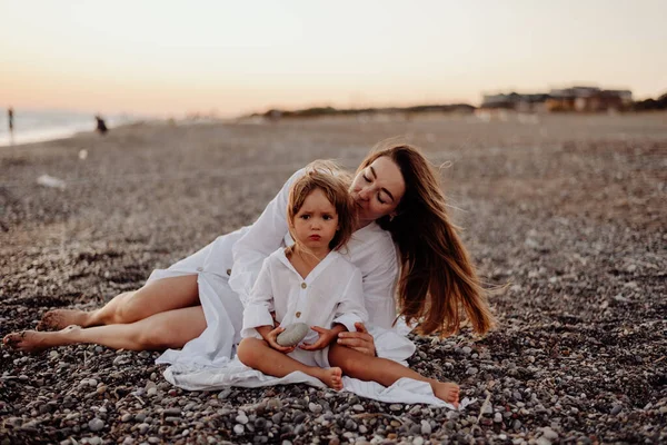 Een Jonge Moeder Dochter Witte Jurken Zitten Bij Zonsondergang Een — Stockfoto