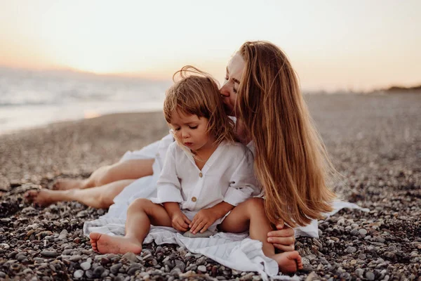 Een Jonge Moeder Dochter Witte Jurken Zitten Bij Zonsondergang Een — Stockfoto