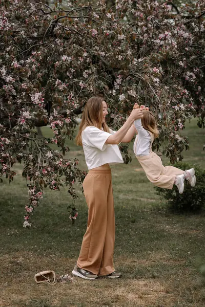 나무의 배경에 어머니와 엄마는 있어요 중립적인 색상의 세련된 — 스톡 사진