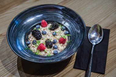 Böğürtlenli yulaf ezmesi, fındık ve bal.