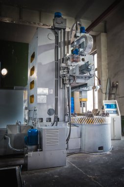 Endüstriyel işletme atölyesinde çelik kancayla gezen bir katedralde.