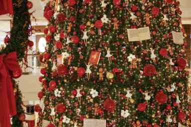 Noel süsü. Çam dallarına kırmızı toplar asmak