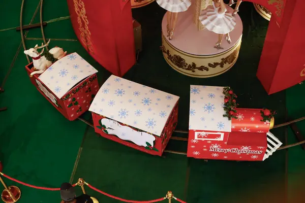 Noel süsü. Xmas Treni. Dekorasyonlu oturma odasında güzel bir Noel ağacı. Şenlikli iç mekan