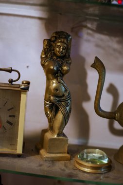 Bağımsızlık öncesi Sri Lanka 'da kral ve halk tarafından kullanılan bakır ve pirinç eşyalar. Bu bakır ve pirinç metal ürünlerinin 100 yıldan daha eski olduğu ortaya çıktı.