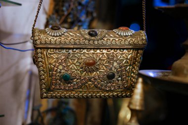 Bağımsızlık öncesi Sri Lanka 'da kral ve halk tarafından kullanılan bakır ve pirinç eşyalar. Bu bakır ve pirinç metal ürünlerinin 100 yıldan daha eski olduğu ortaya çıktı.