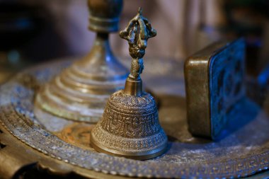 Bağımsızlık öncesi Sri Lanka 'da kral ve halk tarafından kullanılan bakır ve pirinç eşyalar. Bu bakır ve pirinç metal ürünlerinin 100 yıldan daha eski olduğu ortaya çıktı.