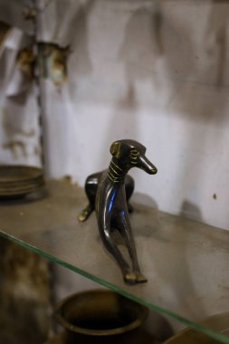 Bağımsızlık öncesi Sri Lanka 'da kral ve halk tarafından kullanılan bakır ve pirinç eşyalar. Bu bakır ve pirinç metal ürünlerinin 100 yıldan daha eski olduğu ortaya çıktı.