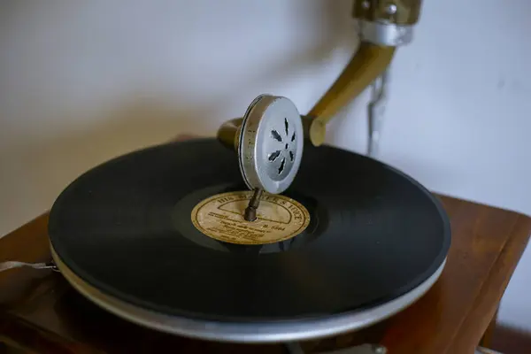 Plağı ve kolu olan eski bir pikap. Sri Lanka 'da