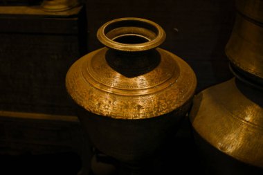 Bağımsızlık öncesi Sri Lanka 'da kral ve halk tarafından kullanılan bakır ve pirinç eşyalar. Bu bakır ve pirinç metal ürünlerinin 100 yıldan daha eski olduğu ortaya çıktı.