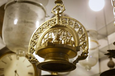 Bağımsızlık öncesi Sri Lanka 'da kral ve halk tarafından kullanılan bakır ve pirinç eşyalar. Bu bakır ve pirinç metal ürünlerinin 100 yıldan daha eski olduğu ortaya çıktı.