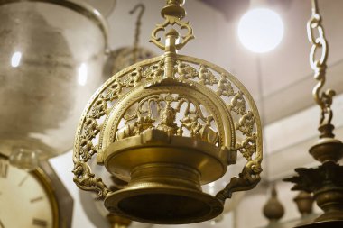 Bağımsızlık öncesi Sri Lanka 'da kral ve halk tarafından kullanılan bakır ve pirinç eşyalar. Bu bakır ve pirinç metal ürünlerinin 100 yıldan daha eski olduğu ortaya çıktı.