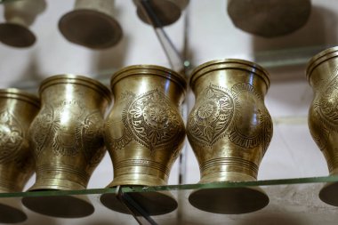 Bağımsızlık öncesi Sri Lanka 'da kral ve halk tarafından kullanılan bakır ve pirinç eşyalar. Bu bakır ve pirinç metal ürünlerinin 100 yıldan daha eski olduğu ortaya çıktı.