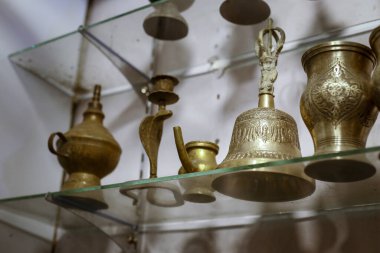 Bağımsızlık öncesi Sri Lanka 'da kral ve halk tarafından kullanılan bakır ve pirinç eşyalar. Bu bakır ve pirinç metal ürünlerinin 100 yıldan daha eski olduğu ortaya çıktı.