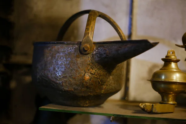 Bağımsızlık öncesi Sri Lanka 'da kral ve halk tarafından kullanılan bakır ve pirinç eşyalar. Bu bakır ve pirinç metal ürünlerinin 100 yıldan daha eski olduğu ortaya çıktı.
