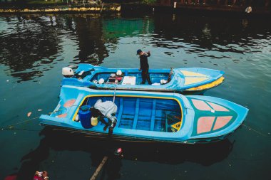 Watala, Colombo, Sri Lanka 'da teknelerinde balık tutan balıkçıların güzel manzaraları.