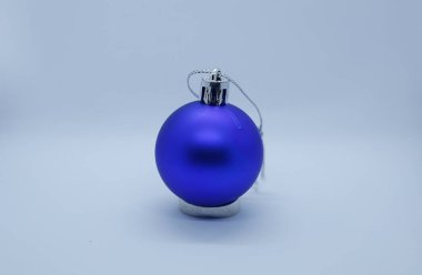 Beyaz arkaplanda Noel ağacı için mavi bir top