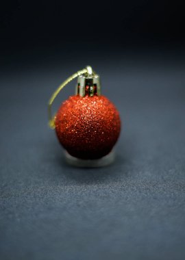 Siyah arkaplanda Noel ağacı için kırmızı bir top