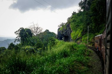 Sri Lanka 'nın Colombo Kalesi Badulla İstasyonu' na giden ana tren istasyonu sık ormandan geçiyor..