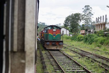 Sri Lanka 'da kullanılan eski bir tren. (30 yıl). Yolcuların gelmesini bekliyor.