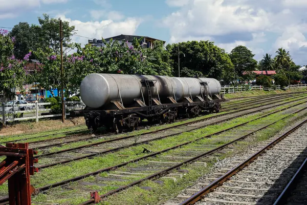 Sri Lanka 'ya petrol ve yakıt için kullanılan özel tren.