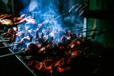 Sri Lanka sokak yemeklerinde mangal yaparken çok güzel bir fotoğraf..
