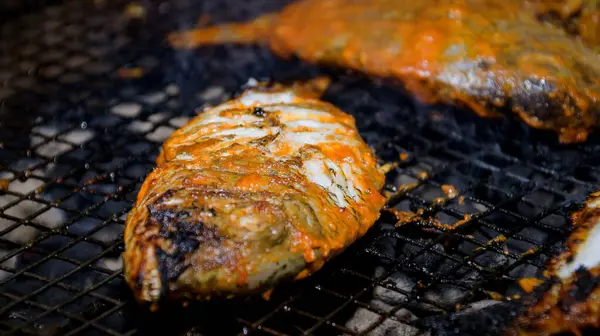 Barbekü masasında servis edilen Asya usulü lezzetli balık kızartması. Trincomalee Sri Lanka 'da ızgara balıklar çelik ızgaralara konur.