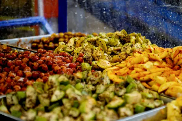 Çeşitli meyvelerden yapılmış bir turşu, bu yemek Sri Lanka 'da popüler bir atıştırmalıktır.