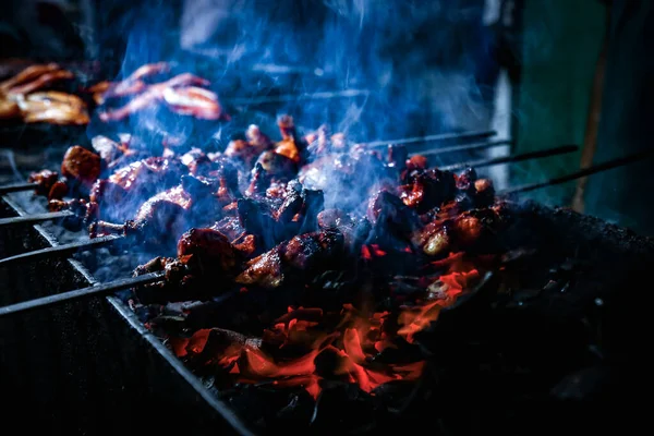 Sri Lanka sokak yemeklerinde mangal yaparken çok güzel bir fotoğraf..