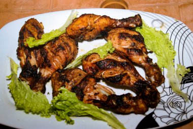 Kızarmış tavuk ve salata. Partide çok meşhurdur.