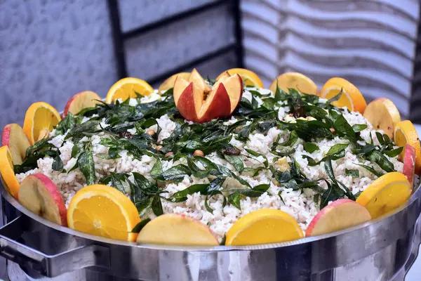 Açık büfedeki salata gibi renkli sebzeli beyaz pirinç. Renkli dekorasyon