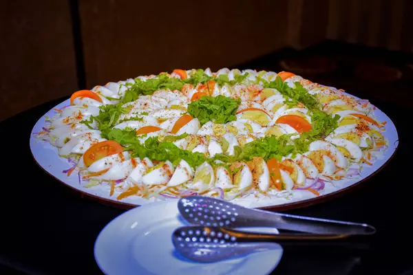 Domatesli salatalık ve domatesli haşlanmış yumurta salatası. Açık Büfede