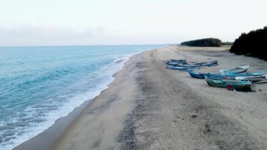 Batticaloa Sahili, Sri Lanka 'daki Renkli Balıkçı Sahili ve Tekneleri Havadan Görünümü.