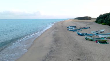 Batticaloa Sahili, Sri Lanka 'daki Renkli Balıkçı Sahili ve Tekneleri Havadan Görünümü.