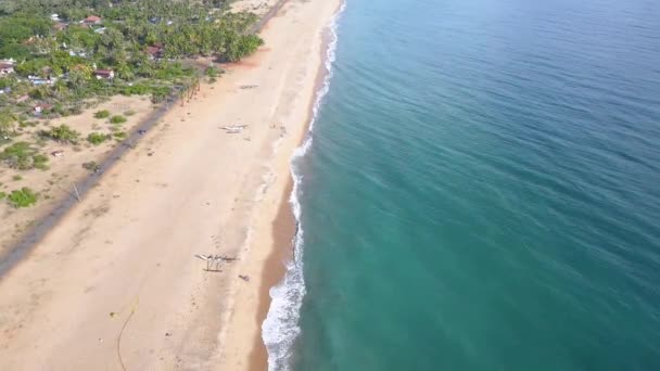 Luftaufnahme Des Bunten Fischerstrandes Und Der Boote Strand Von Batticaloa — Stockvideo