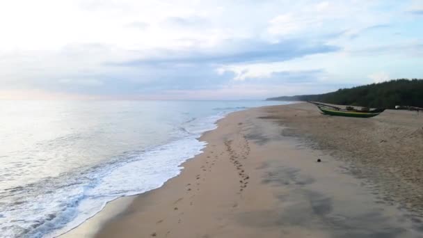 Widok Lotu Ptaka Kolorową Plażę Rybacką Łodzie Plaży Batticaloa Sri — Wideo stockowe