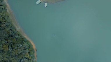 Nuwara Eliya, Sri Lanka 'daki Meepilimana gölünün güzel hava manzarası. Nuwara Eliya bölgesinde saf içme suyu gölü..