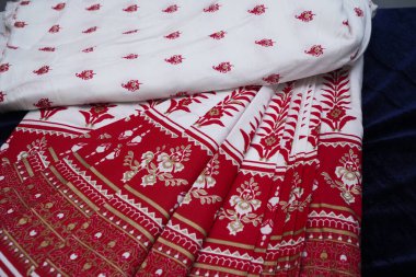 Onam, Pongal ve düğün için Hint sarisi koleksiyonu. Desenli Kumaş Desenli Madde.