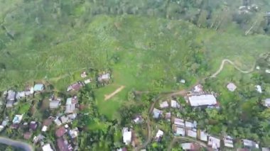 Nuwara Eliya Sri Lanka 'daki güzel çay tepelerinin ortasındaki küçük köyün güzel manzarası. Gerçek Görünüm