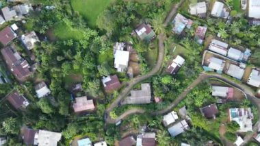 Nuwara Eliya Sri Lanka 'daki güzel çay tepelerinin ortasındaki küçük köyün güzel manzarası. Gerçek Görünüm