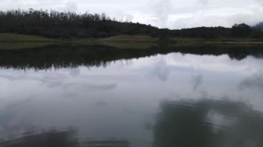 Nuwara Eliya, Sri Lanka 'daki Meepilimana gölünün güzel hava manzarası. Nuwara Eliya bölgesinde saf içme suyu gölü..