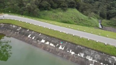 Nuwara Eliya, Sri Lanka 'daki Meepilimana gölünün güzel hava manzarası. Nuwara Eliya bölgesinde saf içme suyu gölü..